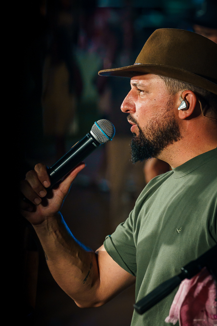 Zé Lopes e Diego no palco do Brincar é Cooperar: música sertaneja feita para cantar em família.