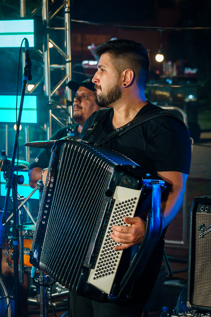 Zé Lopes e Diego no palco do Brincar é Cooperar: música sertaneja feita para cantar em família.
