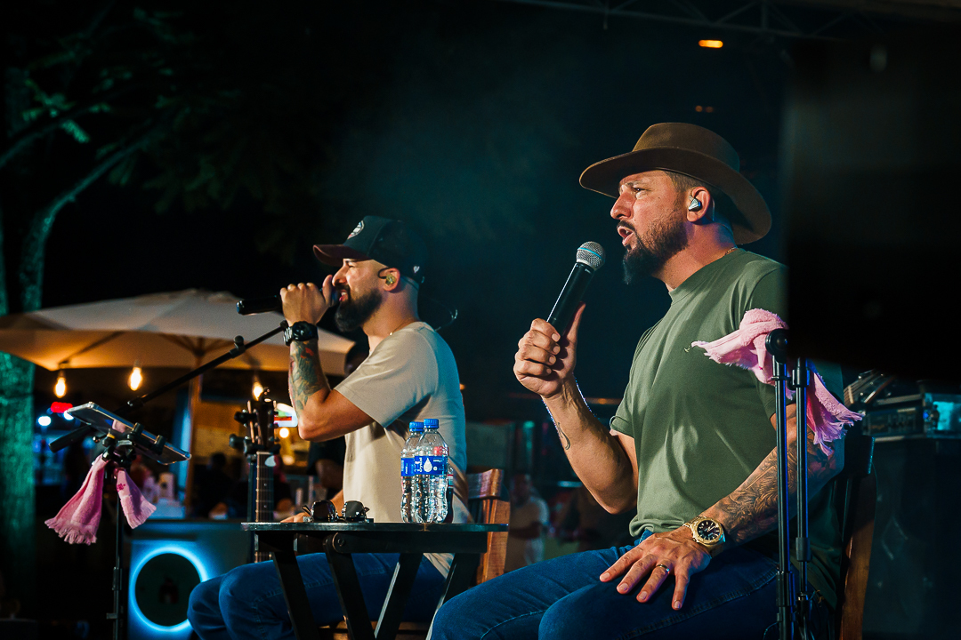 Zé Lopes e Diego no palco do Brincar é Cooperar: música sertaneja feita para cantar em família.