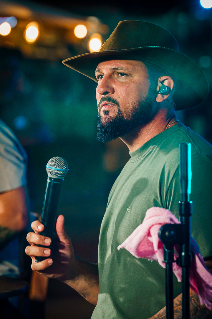 Zé Lopes e Diego no palco do Brincar é Cooperar: música sertaneja feita para cantar em família.