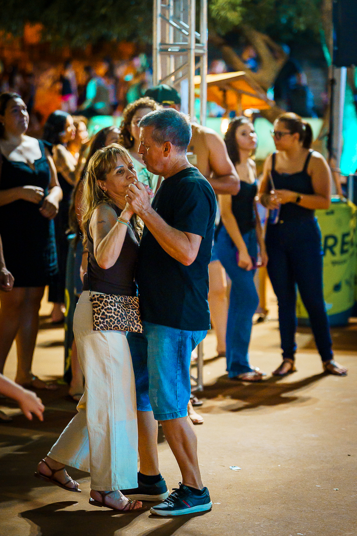 A Praça Alto do Ginásio tomada por famílias, sorrisos e vozes cantando juntas.