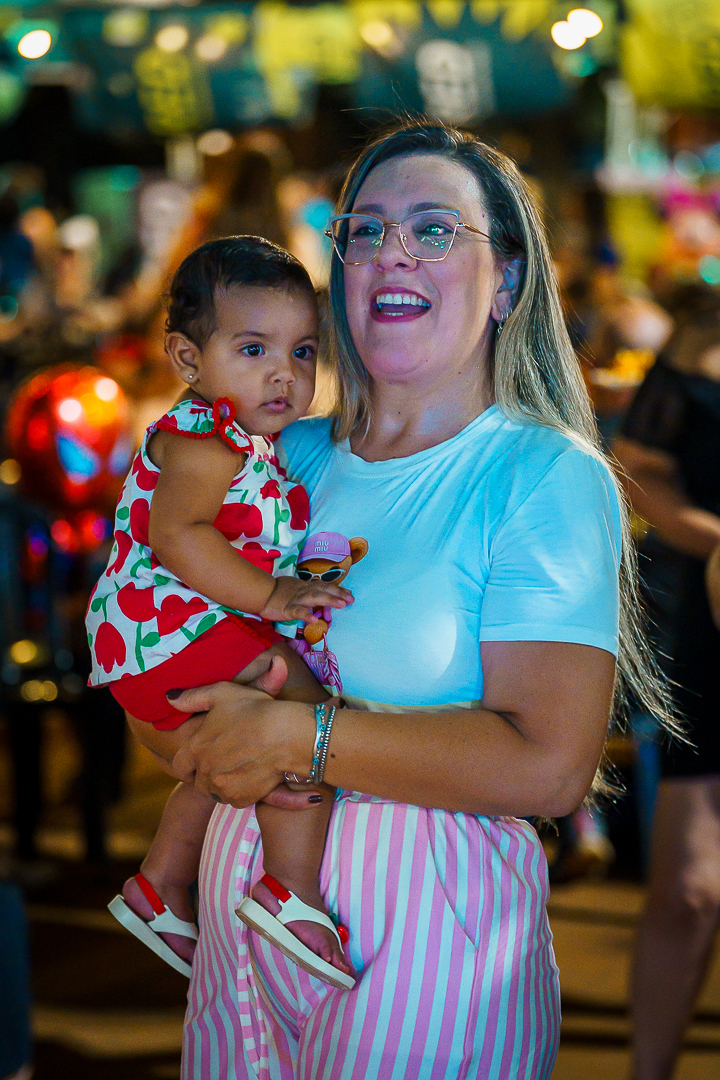 A Praça Alto do Ginásio tomada por famílias, sorrisos e vozes cantando juntas.