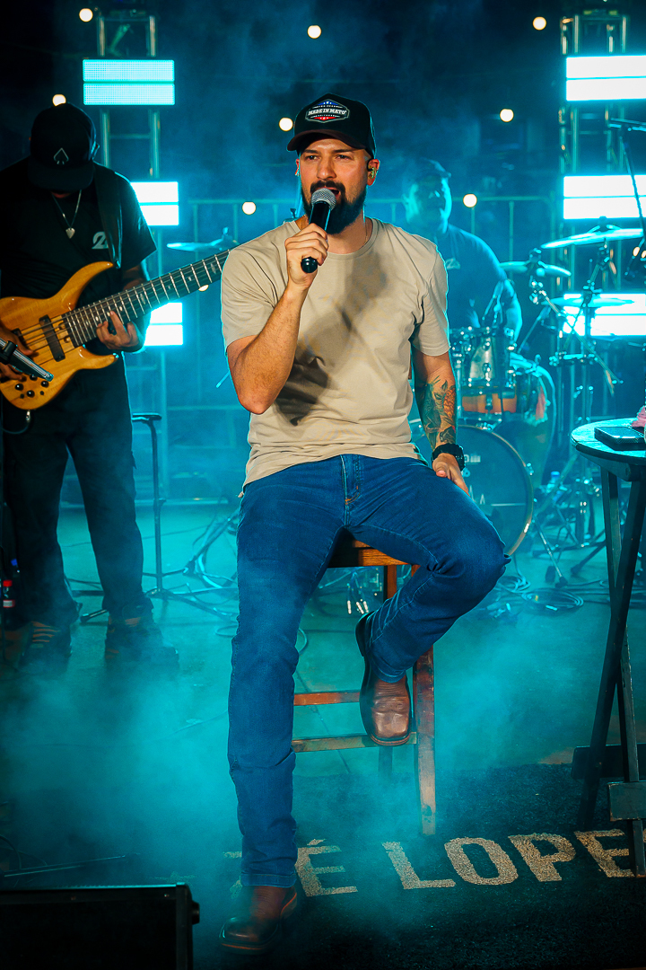 Zé Lopes e Diego no palco do Brincar é Cooperar: música sertaneja feita para cantar em família.