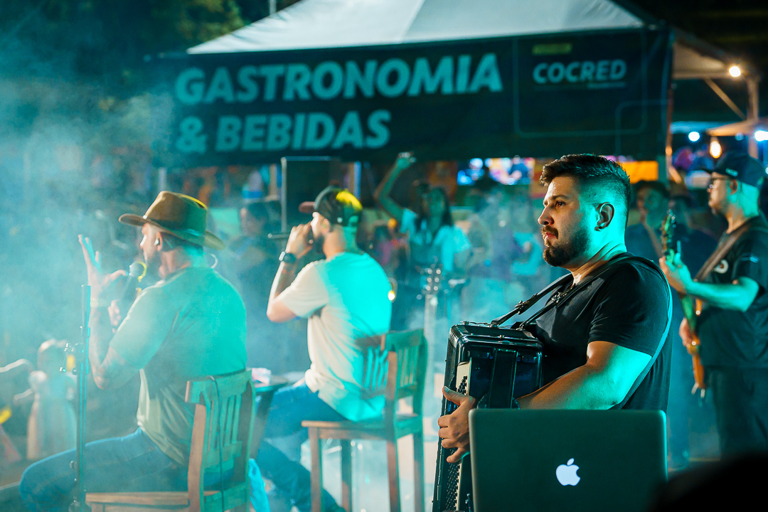 Zé Lopes e Diego no palco do Brincar é Cooperar: música sertaneja feita para cantar em família.