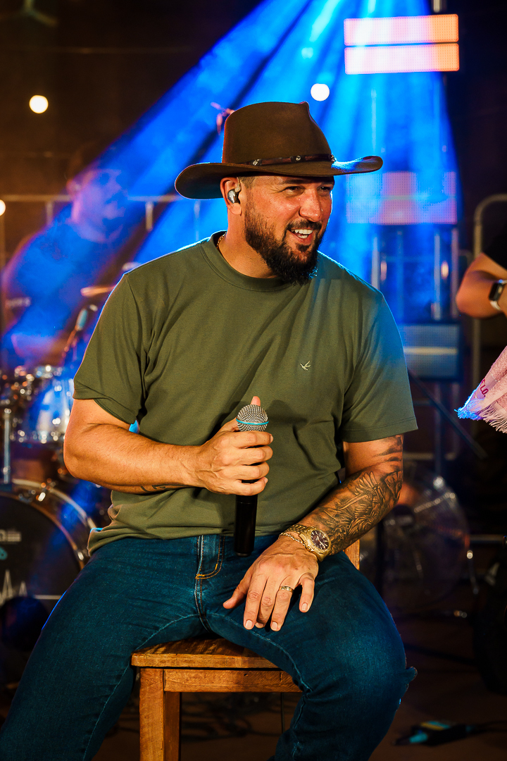 Zé Lopes e Diego no palco do Brincar é Cooperar: música sertaneja feita para cantar em família.
