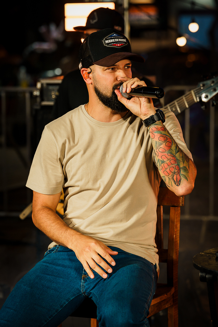 Zé Lopes e Diego no palco do Brincar é Cooperar: música sertaneja feita para cantar em família.