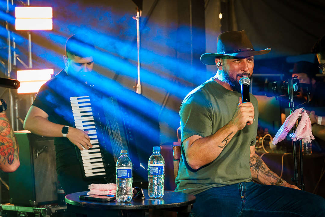 Zé Lopes e Diego no palco do Brincar é Cooperar: música sertaneja feita para cantar em família.