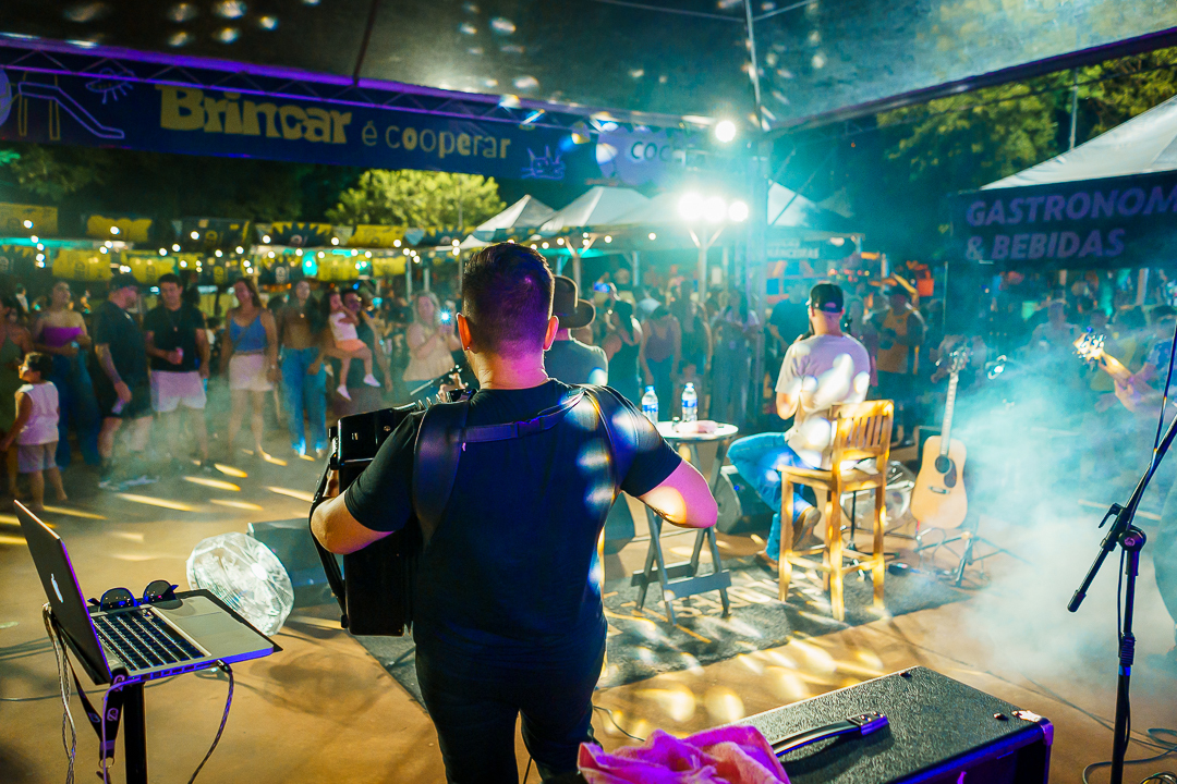 Zé Lopes e Diego no palco do Brincar é Cooperar: música sertaneja feita para cantar em família.