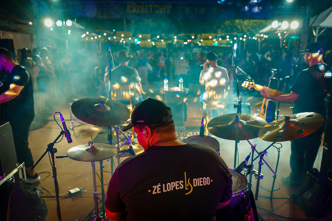 Zé Lopes e Diego no palco do Brincar é Cooperar: música sertaneja feita para cantar em família.