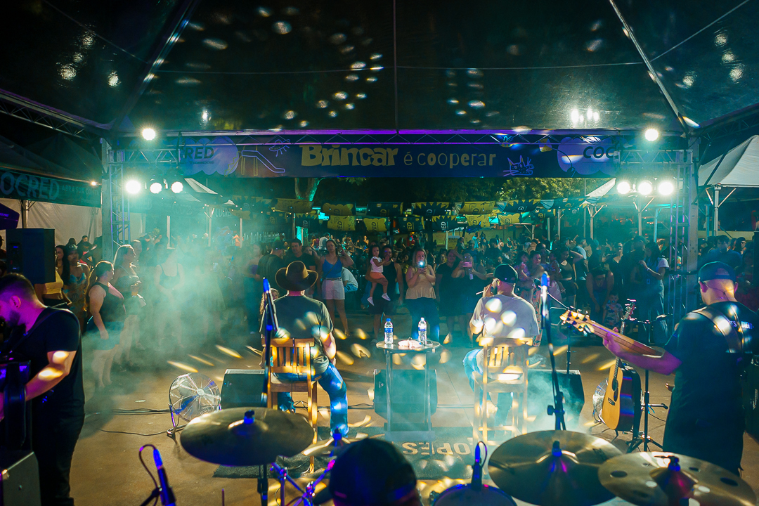 Zé Lopes e Diego no palco do Brincar é Cooperar: música sertaneja feita para cantar em família.