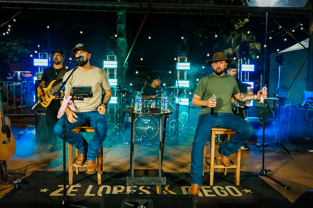 Zé Lopes e Diego no palco do Brincar é Cooperar: música sertaneja feita para cantar em família.
