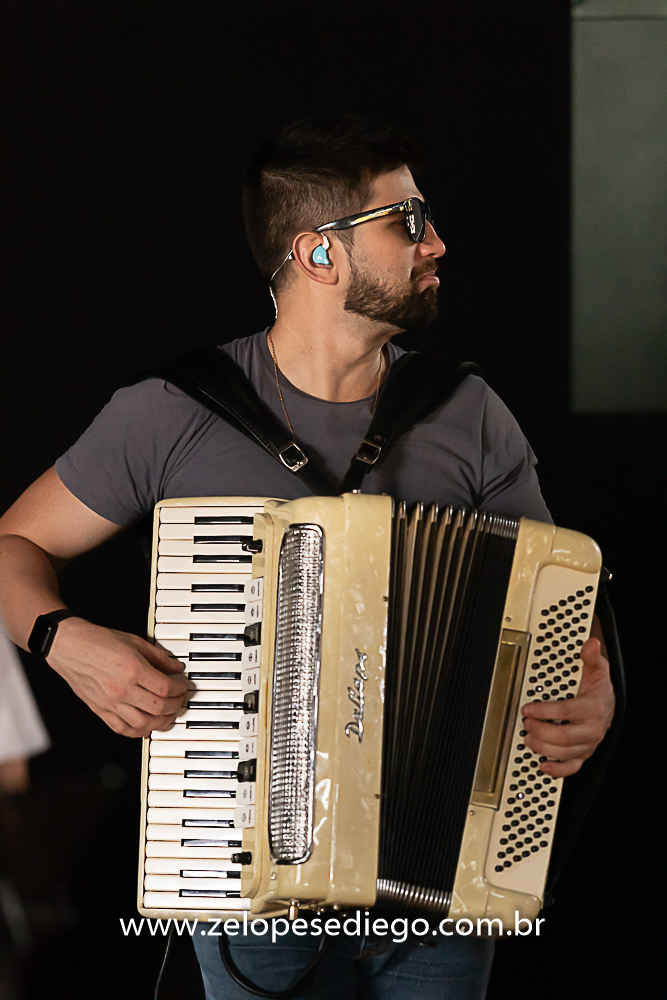 show-com-ze-lopes-e-diego-e-banda-na-confraternizacao-da-sorvetes-pimpinella-em-sertazinho-sp