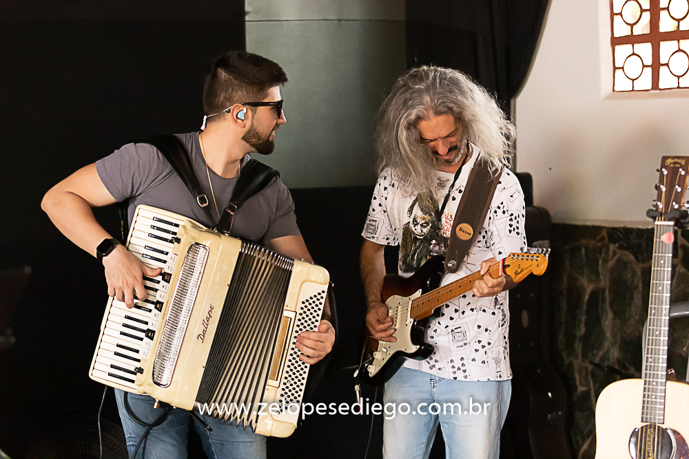 show-com-ze-lopes-e-diego-e-banda-na-confraternizacao-da-sorvetes-pimpinella-em-sertazinho-sp