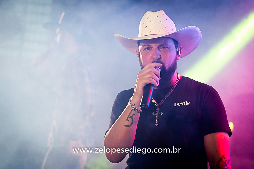 baile-havaiano-na-recra-de-pontal-com-show-de-ze-lopes-e-diego-e-banda