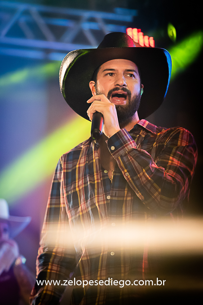 baile-havaiano-na-recra-de-pontal-com-show-de-ze-lopes-e-diego-e-banda