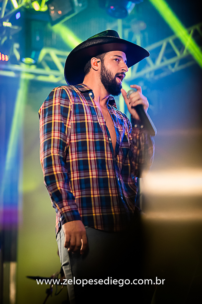 baile-havaiano-na-recra-de-pontal-com-show-de-ze-lopes-e-diego-e-banda