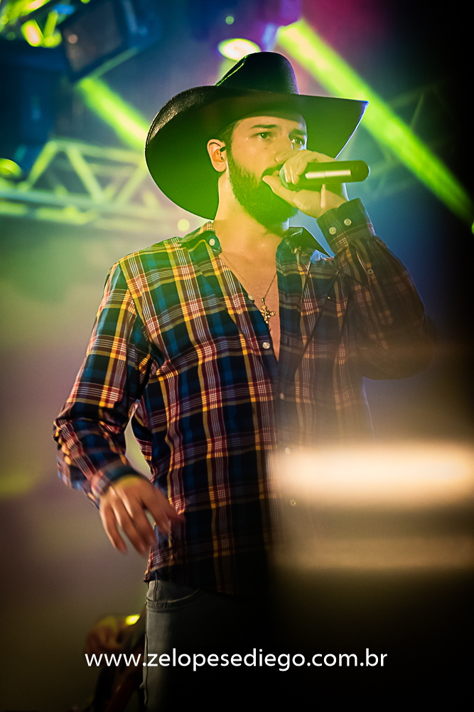 baile-havaiano-na-recra-de-pontal-com-show-de-ze-lopes-e-diego-e-banda