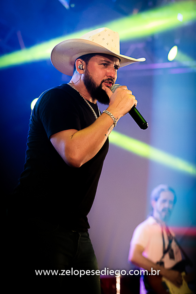 baile-havaiano-na-recra-de-pontal-com-show-de-ze-lopes-e-diego-e-banda