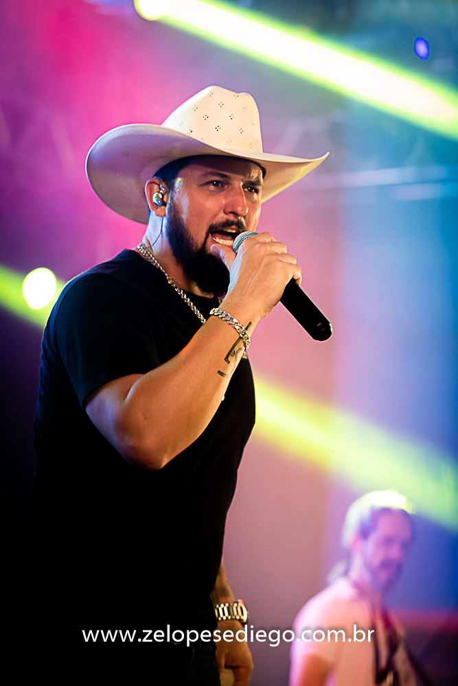 baile-havaiano-na-recra-de-pontal-com-show-de-ze-lopes-e-diego-e-banda