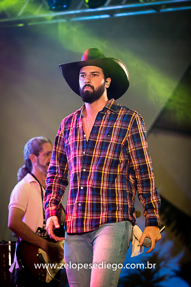 baile-havaiano-na-recra-de-pontal-com-show-de-ze-lopes-e-diego-e-banda