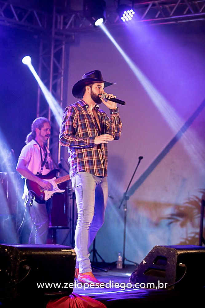 baile-havaiano-na-recra-de-pontal-com-show-de-ze-lopes-e-diego-e-banda