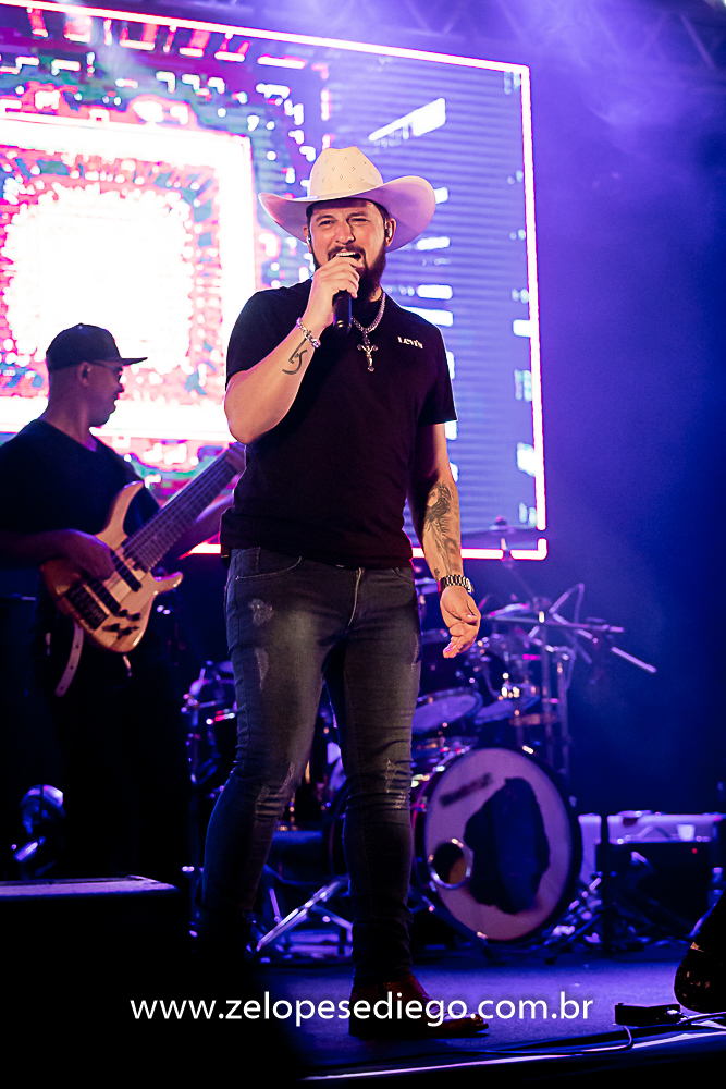 baile-havaiano-na-recra-de-pontal-com-show-de-ze-lopes-e-diego-e-banda