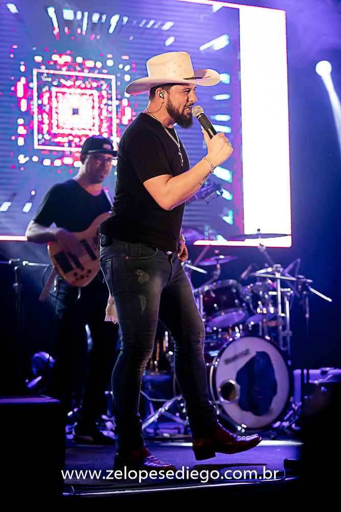 baile-havaiano-na-recra-de-pontal-com-show-de-ze-lopes-e-diego-e-banda