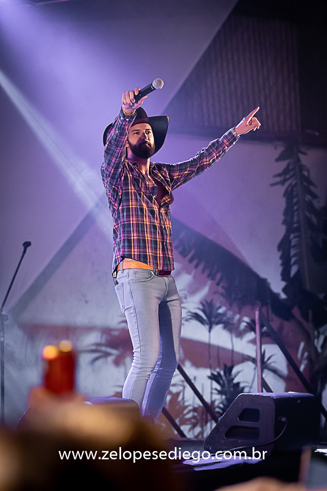 baile-havaiano-na-recra-de-pontal-com-show-de-ze-lopes-e-diego-e-banda