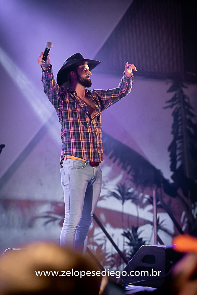 baile-havaiano-na-recra-de-pontal-com-show-de-ze-lopes-e-diego-e-banda