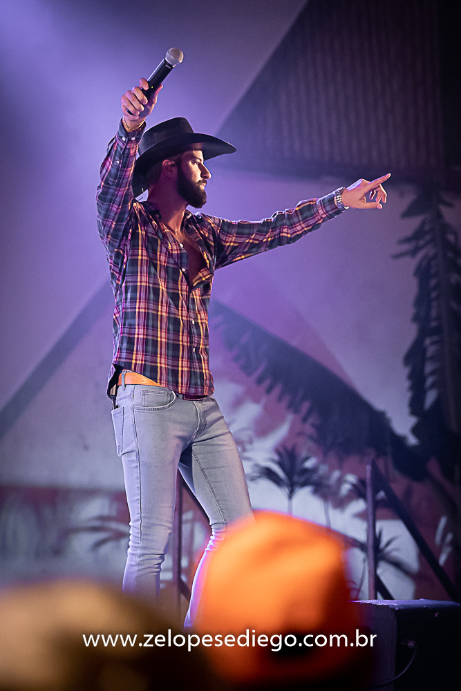 baile-havaiano-na-recra-de-pontal-com-show-de-ze-lopes-e-diego-e-banda