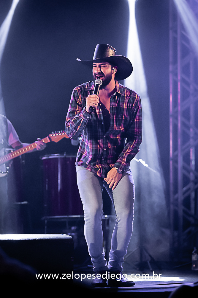 baile-havaiano-na-recra-de-pontal-com-show-de-ze-lopes-e-diego-e-banda