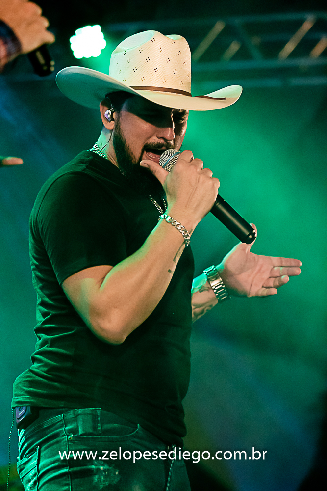 baile-havaiano-na-recra-de-pontal-com-show-de-ze-lopes-e-diego-e-banda