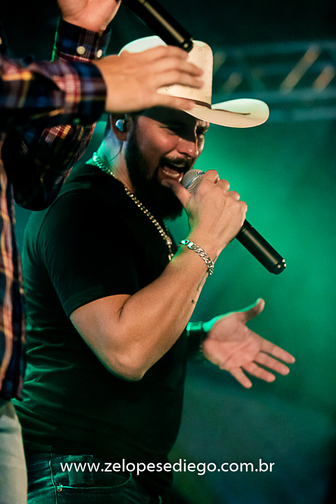 baile-havaiano-na-recra-de-pontal-com-show-de-ze-lopes-e-diego-e-banda