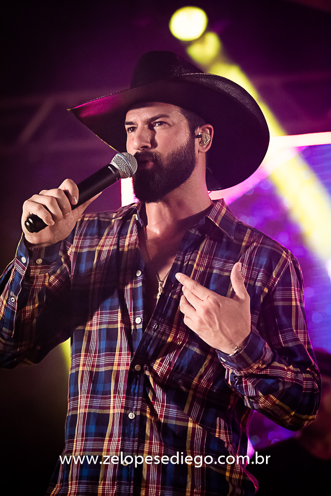 baile-havaiano-na-recra-de-pontal-com-show-de-ze-lopes-e-diego-e-banda