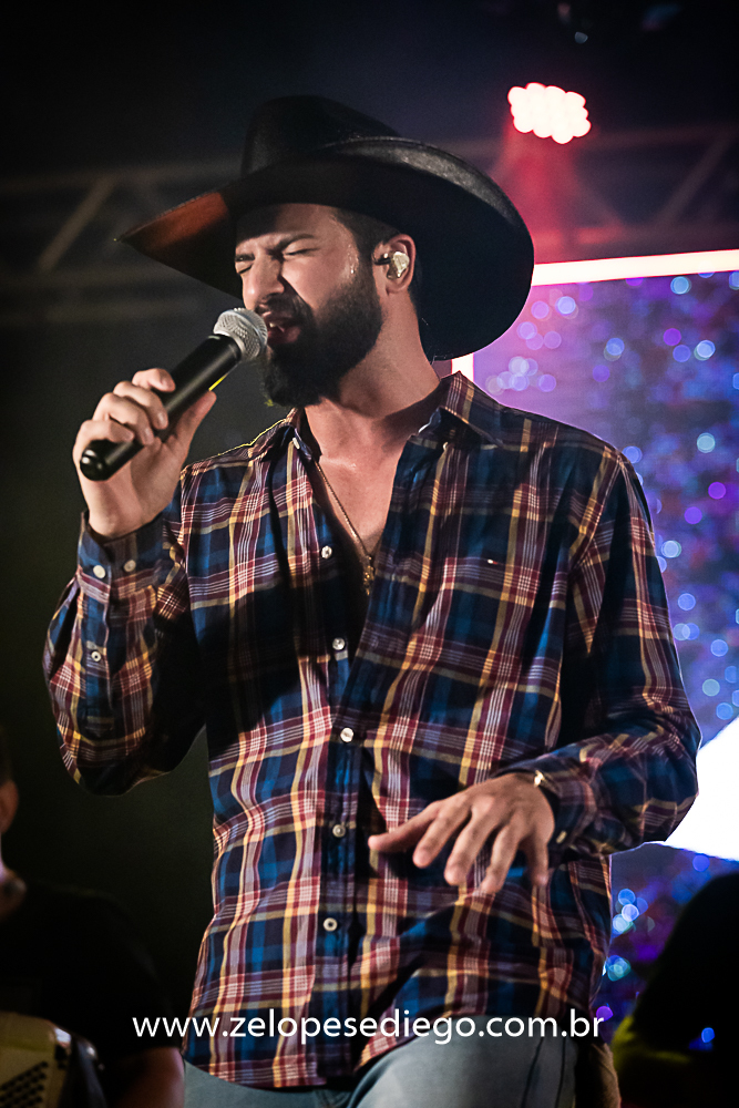 baile-havaiano-na-recra-de-pontal-com-show-de-ze-lopes-e-diego-e-banda