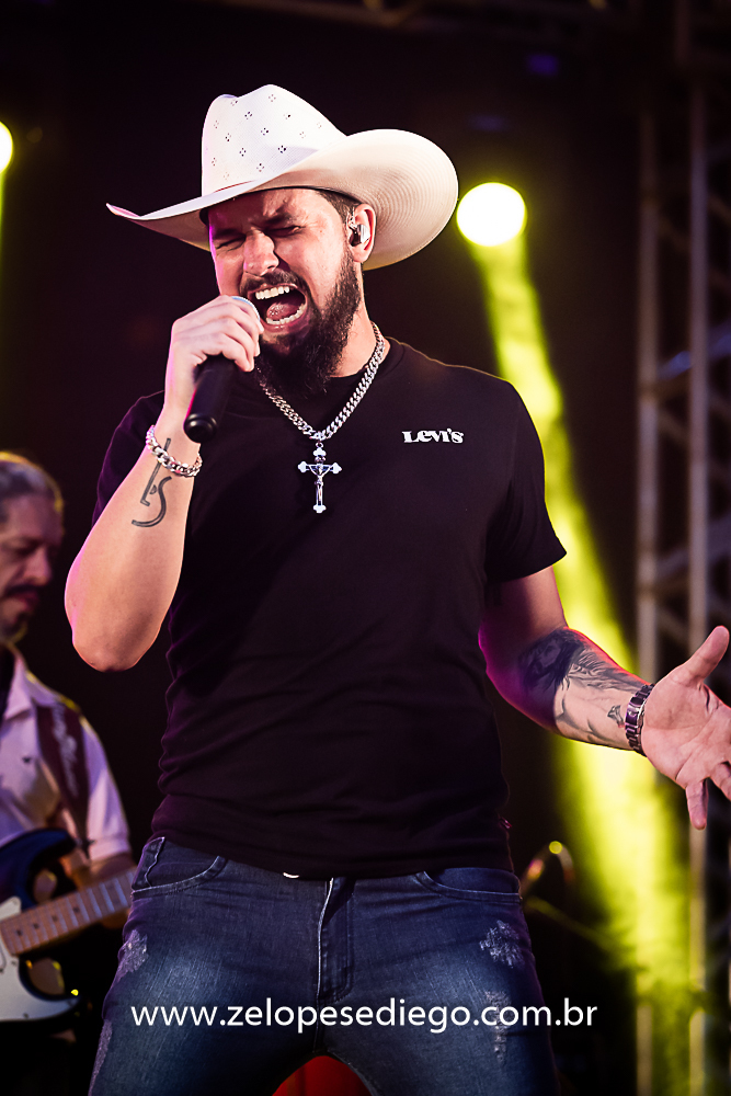 baile-havaiano-na-recra-de-pontal-com-show-de-ze-lopes-e-diego-e-banda