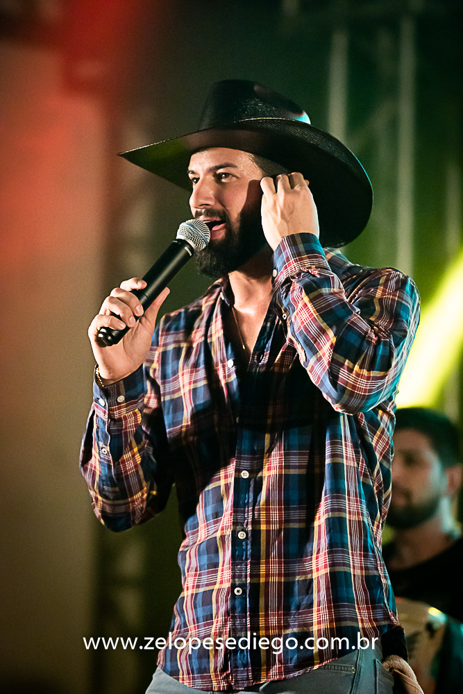 baile-havaiano-na-recra-de-pontal-com-show-de-ze-lopes-e-diego-e-banda