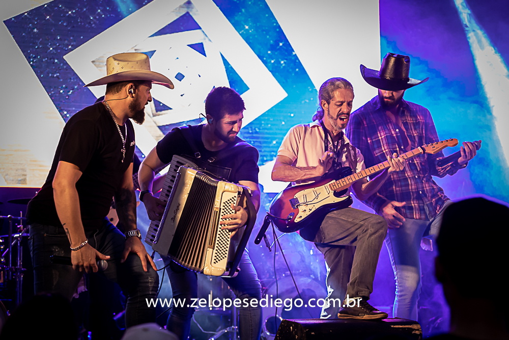 baile-havaiano-na-recra-de-pontal-com-show-de-ze-lopes-e-diego-e-banda
