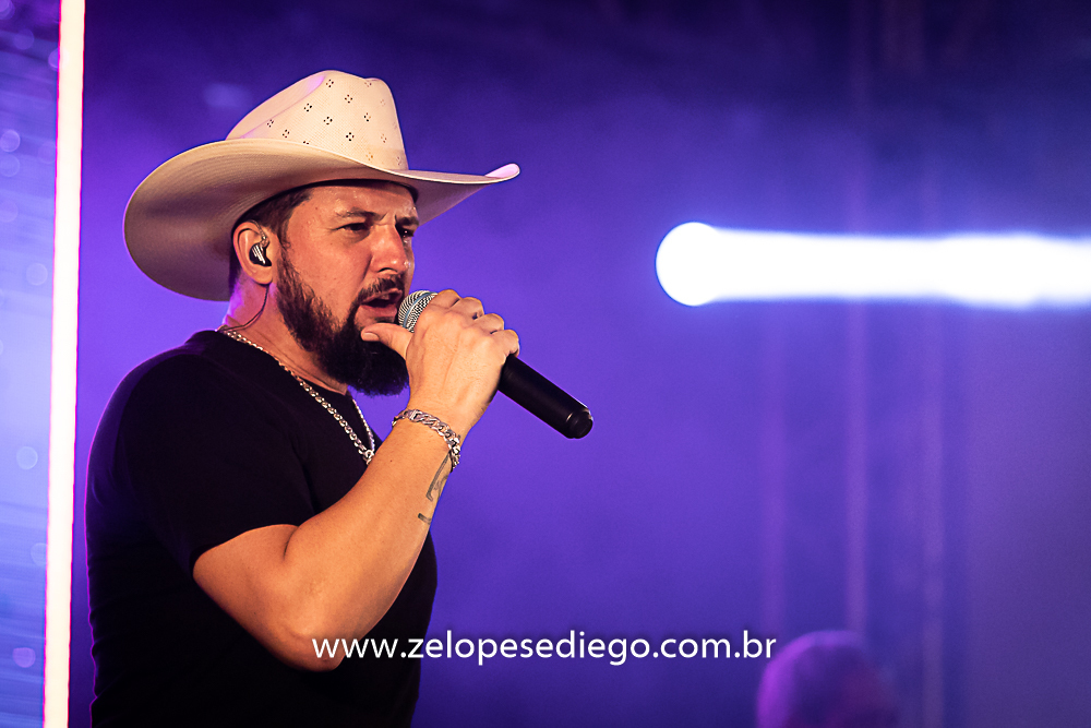 baile-havaiano-na-recra-de-pontal-com-show-de-ze-lopes-e-diego-e-banda