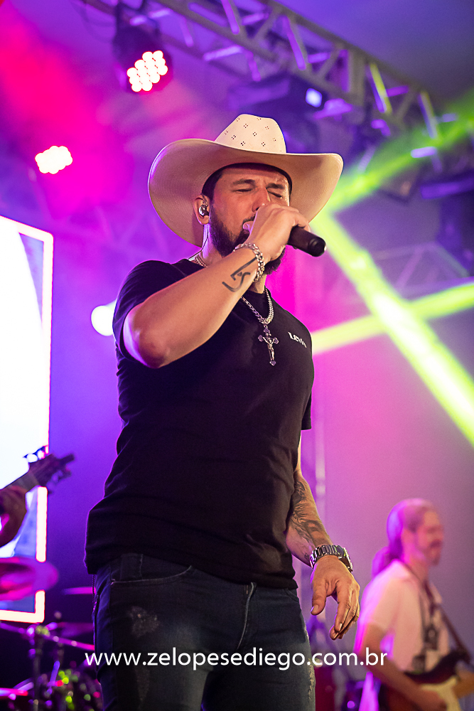 baile-havaiano-na-recra-de-pontal-com-show-de-ze-lopes-e-diego-e-banda