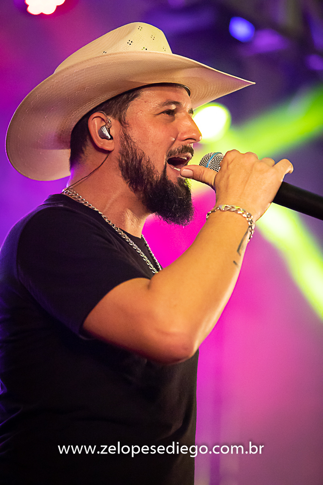 baile-havaiano-na-recra-de-pontal-com-show-de-ze-lopes-e-diego-e-banda