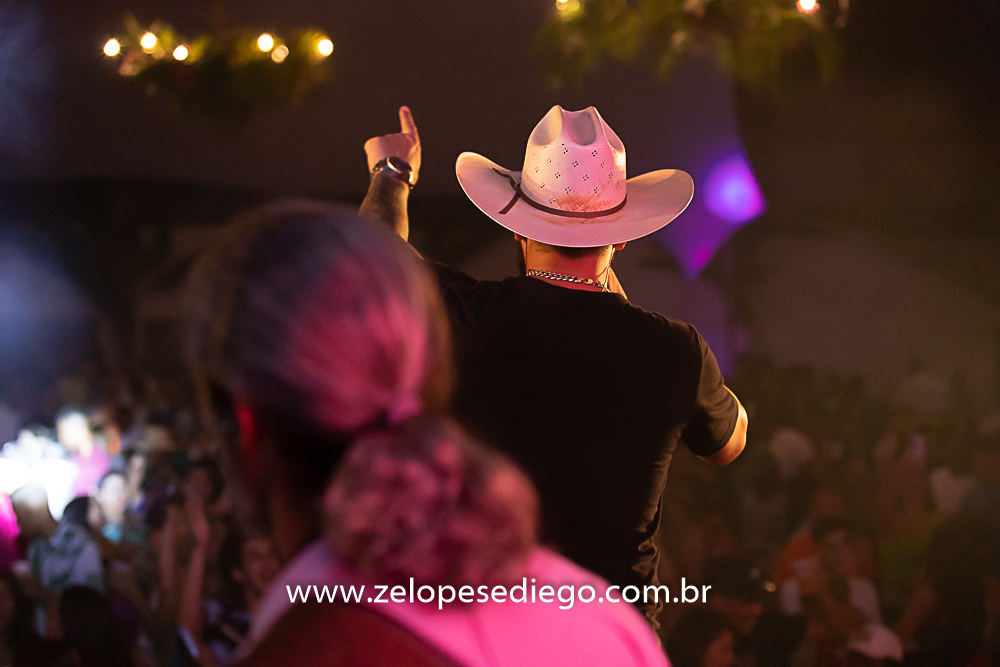 baile-havaiano-na-recra-de-pontal-com-show-de-ze-lopes-e-diego-e-banda