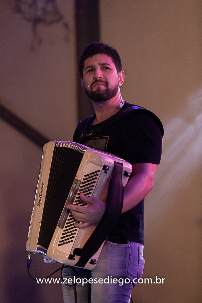 baile-havaiano-na-recra-de-pontal-com-show-de-ze-lopes-e-diego-e-banda