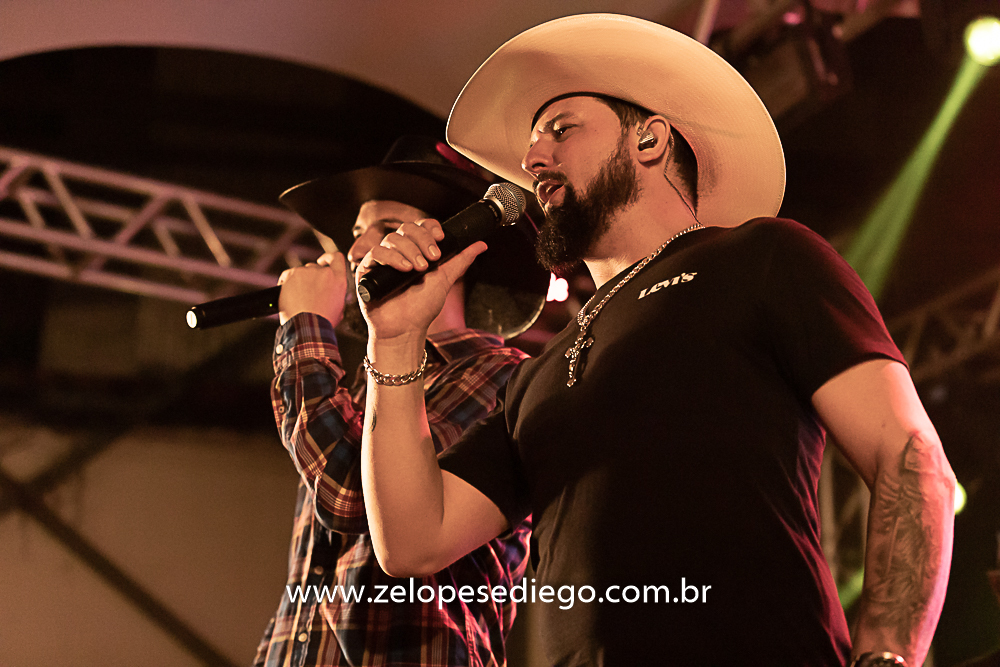 baile-havaiano-na-recra-de-pontal-com-show-de-ze-lopes-e-diego-e-banda