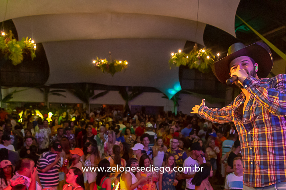 baile-havaiano-na-recra-de-pontal-com-show-de-ze-lopes-e-diego-e-banda