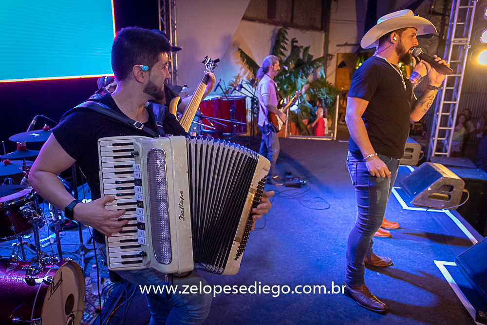 baile-havaiano-na-recra-de-pontal-com-show-de-ze-lopes-e-diego-e-banda