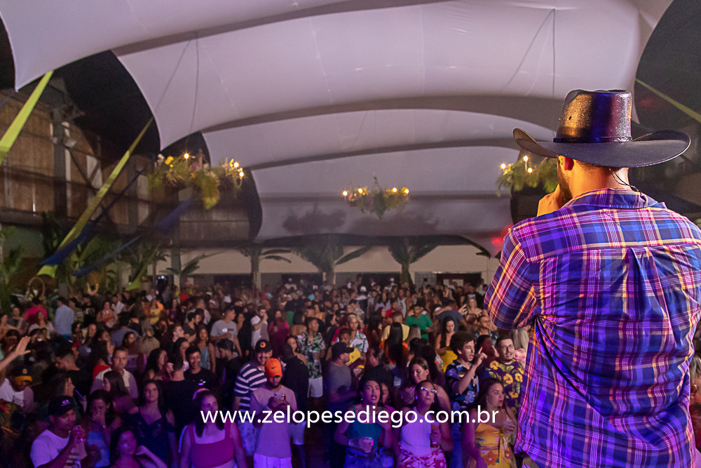 baile-havaiano-na-recra-de-pontal-com-show-de-ze-lopes-e-diego-e-banda