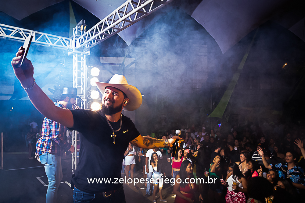 baile-havaiano-na-recra-de-pontal-com-show-de-ze-lopes-e-diego-e-banda