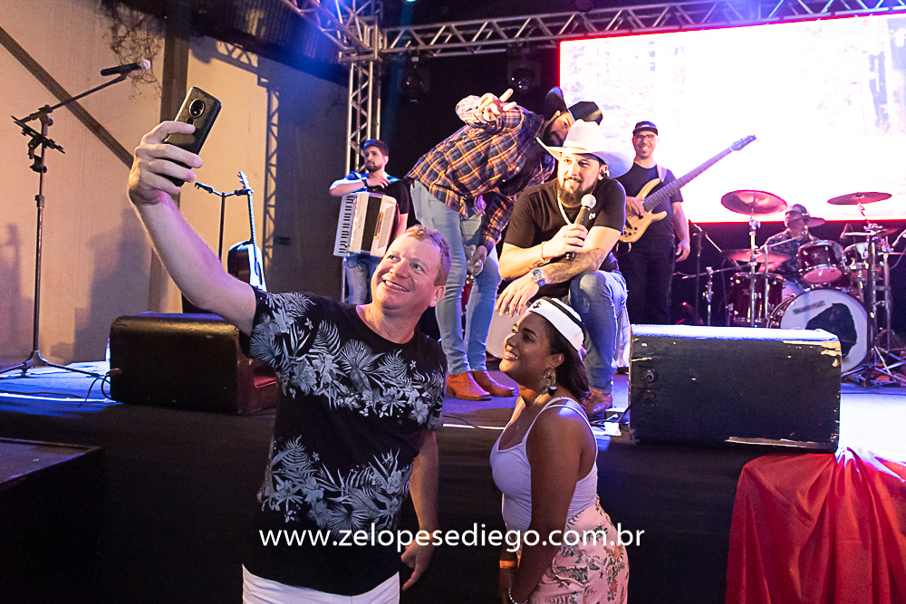 baile-havaiano-na-recra-de-pontal-com-show-de-ze-lopes-e-diego-e-banda