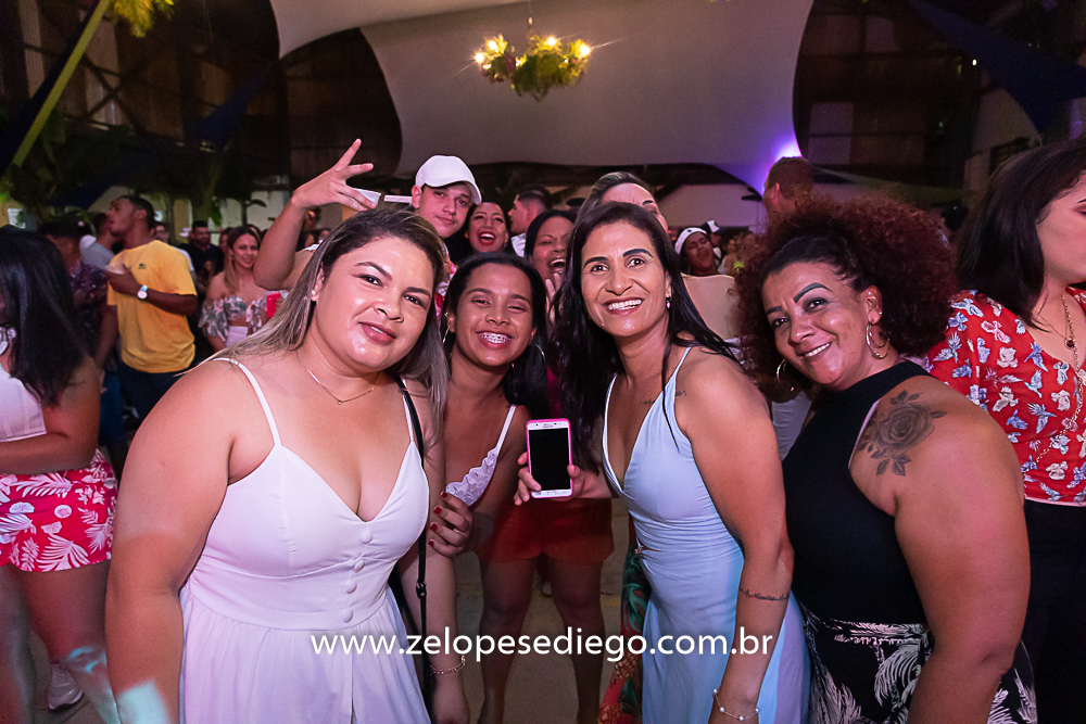 baile-havaiano-na-recra-de-pontal-com-show-de-ze-lopes-e-diego-e-banda